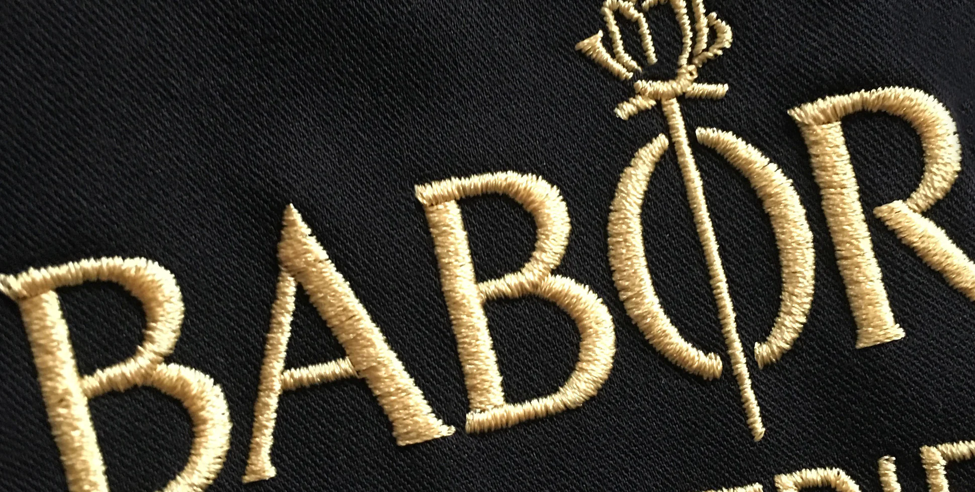 Logo personalizzato realizzato a ricamo su tessuto