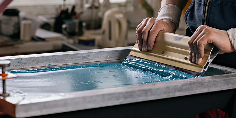 Personalizzazione di abbigliamento con stampa serigrafica